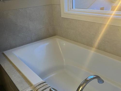 2627 20 Avenue, Edmonton, AB - Indoor Photo Showing Bathroom