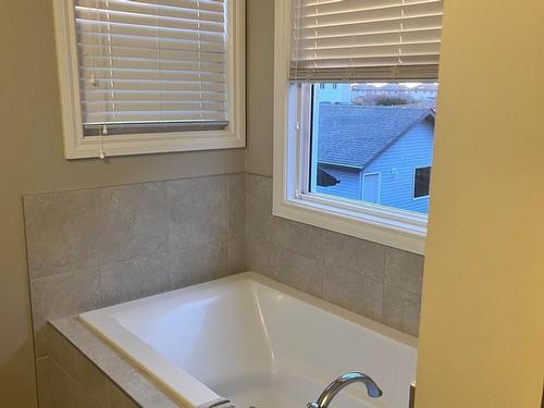 2627 20 Avenue, Edmonton, AB - Indoor Photo Showing Bathroom