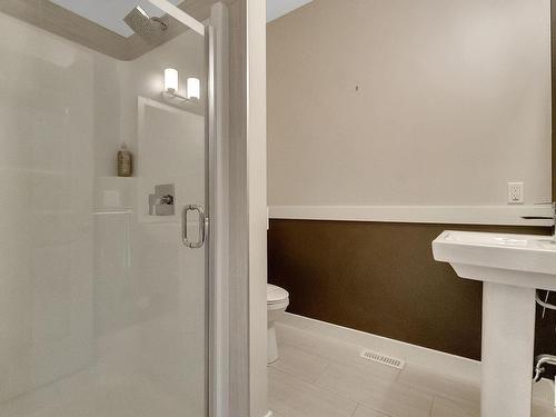 1722 Adamson Crescent, Edmonton, AB - Indoor Photo Showing Bathroom