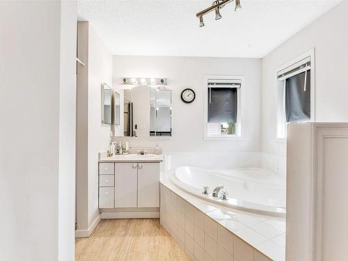 4123 22 Avenue, Edmonton, AB - Indoor Photo Showing Bathroom