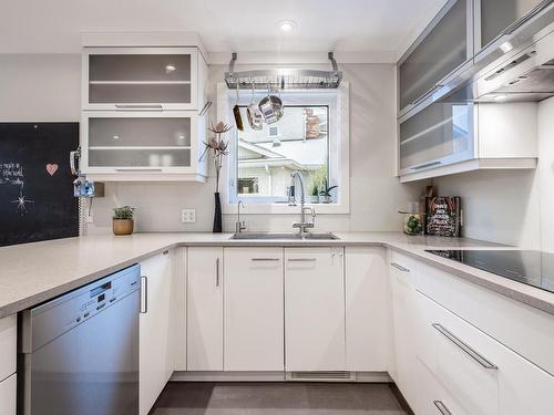 12 Kingsborough Court, St. Albert, AB - Indoor Photo Showing Kitchen