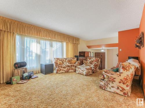 10206 173A Avenue, Edmonton, AB - Indoor Photo Showing Living Room