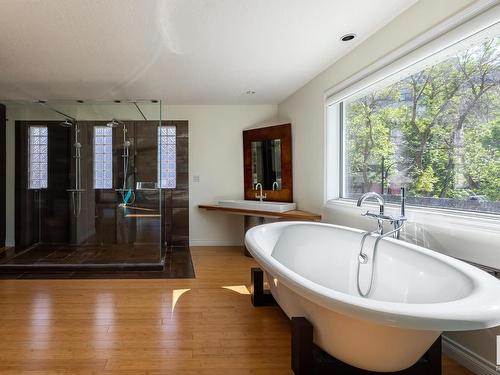 12428 103 Avenue, Edmonton, AB - Indoor Photo Showing Bathroom