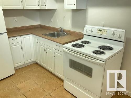 2 6103 98 Avenue, Edmonton, AB - Indoor Photo Showing Kitchen