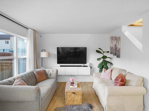 9516 227 Street, Edmonton, AB - Indoor Photo Showing Living Room