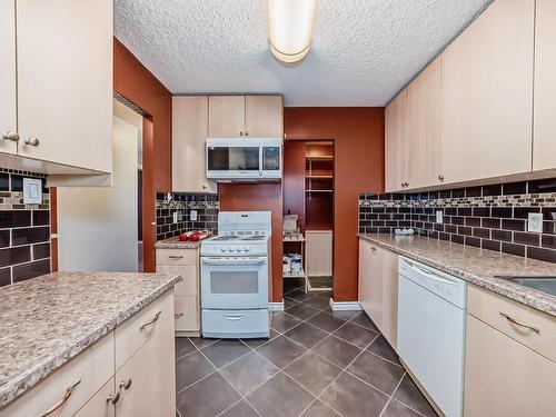 28 3111 142 Avenue, Edmonton, AB - Indoor Photo Showing Kitchen