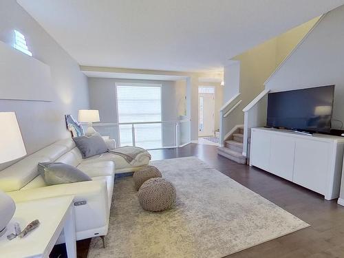 3124 Paisley Road, Edmonton, AB - Indoor Photo Showing Living Room