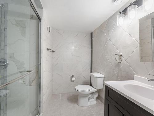 20115 26 Avenue, Edmonton, AB - Indoor Photo Showing Bathroom