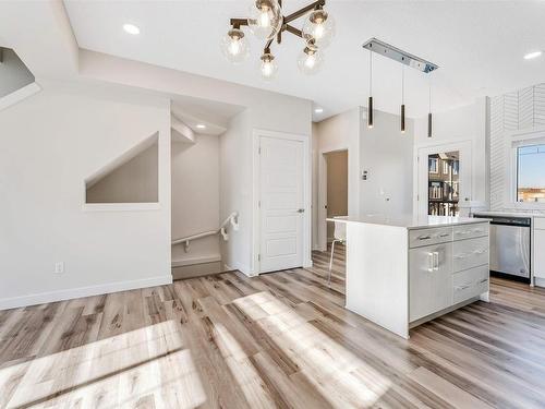 20 2215 24 Street Nw, Edmonton, AB - Indoor Photo Showing Kitchen