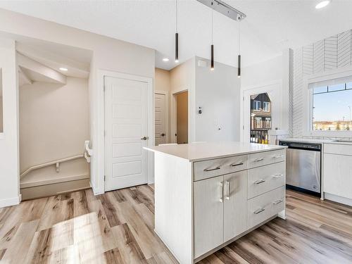 20 2215 24 Street Nw, Edmonton, AB - Indoor Photo Showing Kitchen With Stainless Steel Kitchen