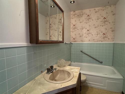 4501 52 Street, Two Hills, AB - Indoor Photo Showing Bathroom