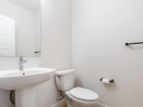 Edmonton, AB - Indoor Photo Showing Bathroom