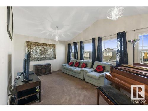 13827 142 Avenue, Edmonton, AB - Indoor Photo Showing Living Room