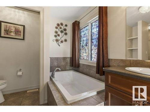 13827 142 Avenue, Edmonton, AB - Indoor Photo Showing Bathroom