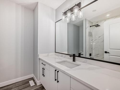 6048 37 Avenue Nw, Edmonton, AB - Indoor Photo Showing Bathroom