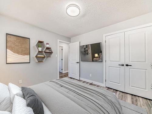 6048 37 Avenue Nw, Edmonton, AB - Indoor Photo Showing Bedroom