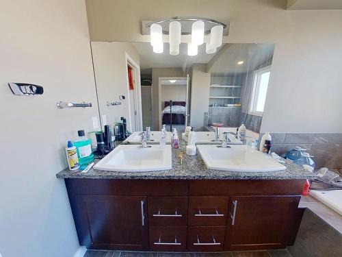 7706 20A Avenue, Edmonton, AB - Indoor Photo Showing Bathroom