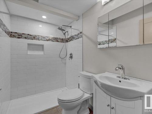 25 2121 Haddow Drive, Edmonton, AB - Indoor Photo Showing Bathroom