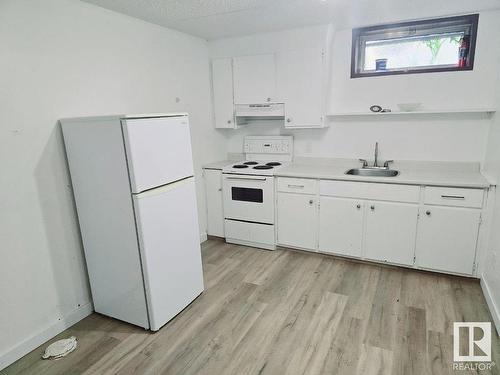 14316 71 Street, Edmonton, AB - Indoor Photo Showing Kitchen