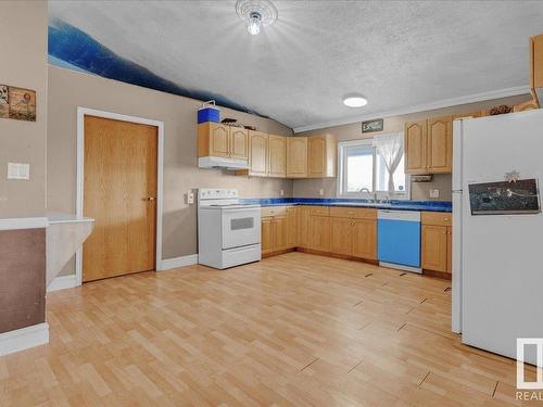 57510 Rge Rd 222, Rural Sturgeon County, AB - Indoor Photo Showing Kitchen