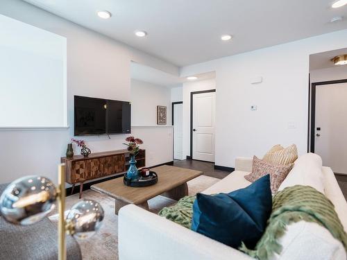 35 16231 19 Avenue, Edmonton, AB - Indoor Photo Showing Living Room