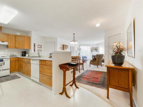 402 182 Haddow Close, Edmonton, AB - Indoor Photo Showing Kitchen