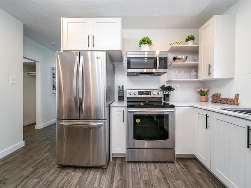 10543 128 Avenue, Edmonton, AB - Indoor Photo Showing Kitchen