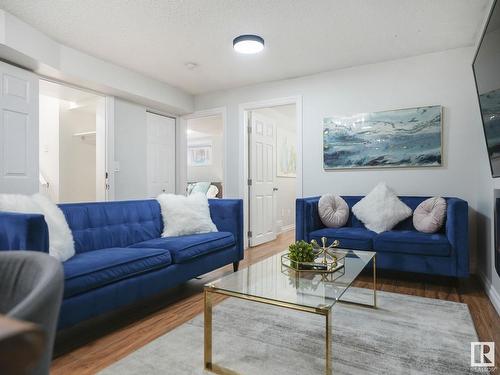 10543 128 Avenue, Edmonton, AB - Indoor Photo Showing Living Room