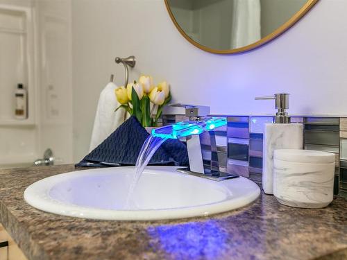 10543 128 Avenue, Edmonton, AB - Indoor Photo Showing Bathroom