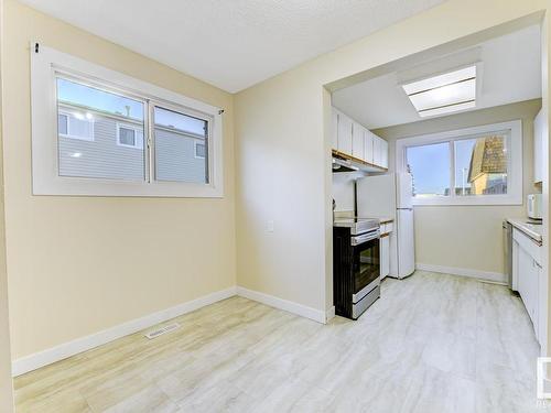 334 Northgate Terrace, Edmonton, AB - Indoor Photo Showing Kitchen