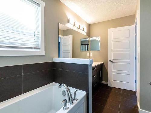 2921 Kostash Drive, Edmonton, AB - Indoor Photo Showing Bathroom