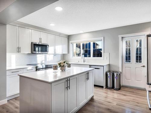 20 1005 Graydon Hill Boulevard, Edmonton, AB - Indoor Photo Showing Kitchen