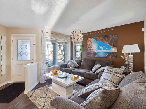 488 Hunters Green Green, Edmonton, AB - Indoor Photo Showing Living Room