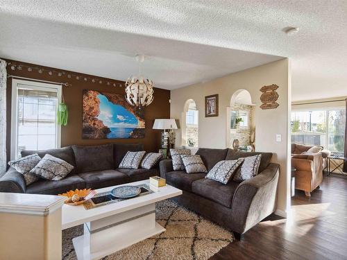 488 Hunters Green Green, Edmonton, AB - Indoor Photo Showing Living Room