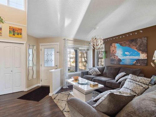 488 Hunters Green Green, Edmonton, AB - Indoor Photo Showing Living Room