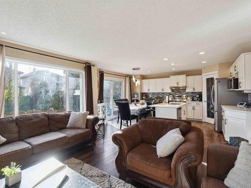 488 Hunters Green Green, Edmonton, AB - Indoor Photo Showing Living Room