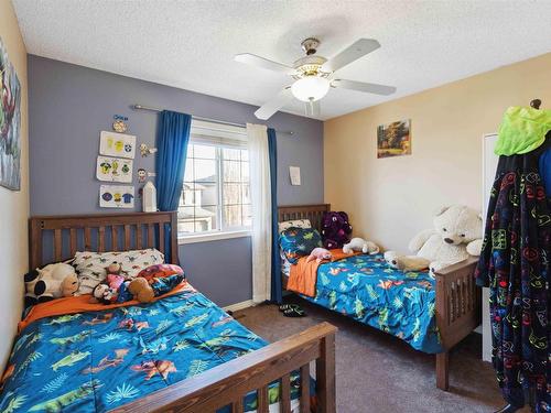 488 Hunters Green Green, Edmonton, AB - Indoor Photo Showing Bedroom