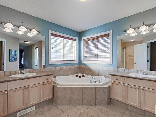 211 Darlington Crescent, Edmonton, AB - Indoor Photo Showing Bathroom