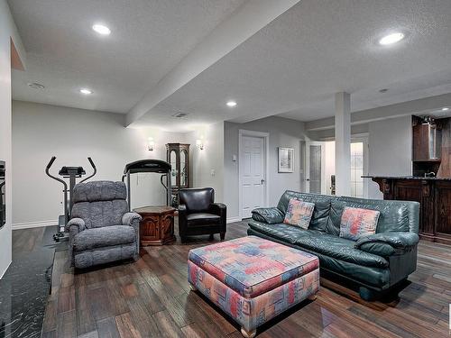 211 Darlington Crescent, Edmonton, AB - Indoor Photo Showing Living Room