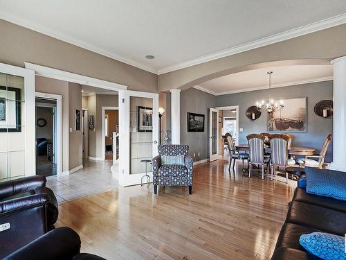 211 Darlington Crescent, Edmonton, AB - Indoor Photo Showing Living Room