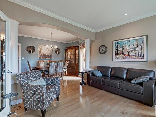 211 Darlington Crescent, Edmonton, AB - Indoor Photo Showing Living Room