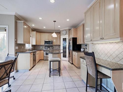 211 Darlington Crescent, Edmonton, AB - Indoor Photo Showing Kitchen With Upgraded Kitchen