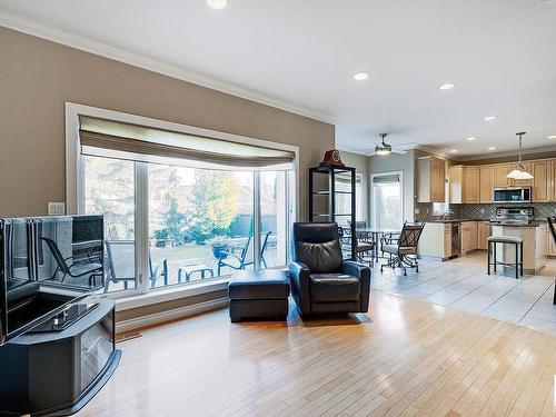 211 Darlington Crescent, Edmonton, AB - Indoor Photo Showing Living Room