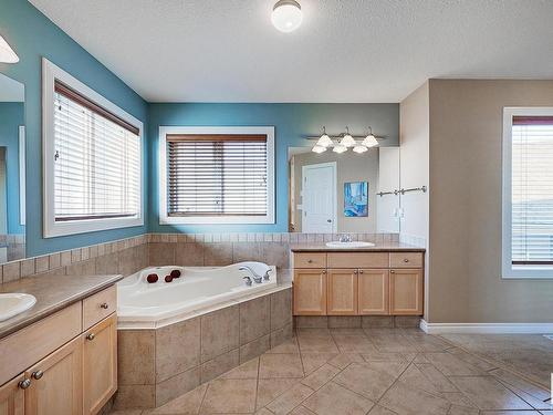 211 Darlington Crescent, Edmonton, AB - Indoor Photo Showing Bathroom