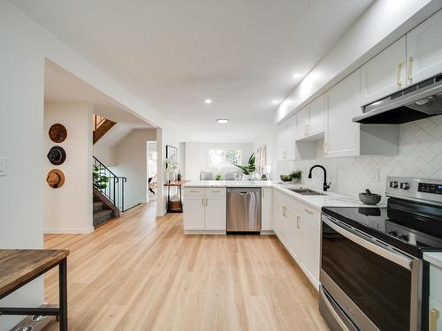 13109 34 Street, Edmonton, AB - Indoor Photo Showing Kitchen With Upgraded Kitchen