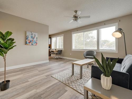 12 9650 82 Avenue, Edmonton, AB - Indoor Photo Showing Living Room