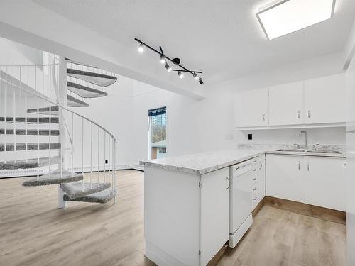 423 11618 100 Avenue, Edmonton, AB - Indoor Photo Showing Kitchen