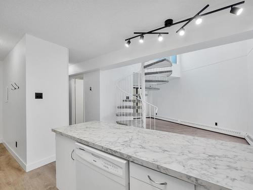 423 11618 100 Avenue, Edmonton, AB - Indoor Photo Showing Kitchen