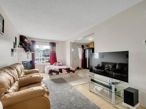 20 1580 Mill Woods Rd E, Edmonton, AB - Indoor Photo Showing Living Room