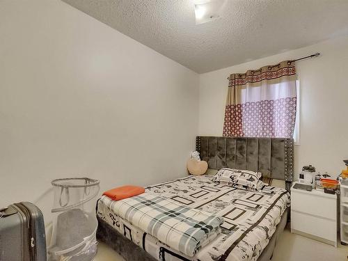 20 1580 Mill Woods Rd E, Edmonton, AB - Indoor Photo Showing Bedroom